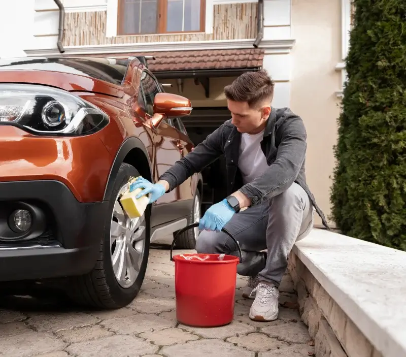 Lavage auto à domicile Montredon-des-Corbières : professionnel intervenant sur un véhicule